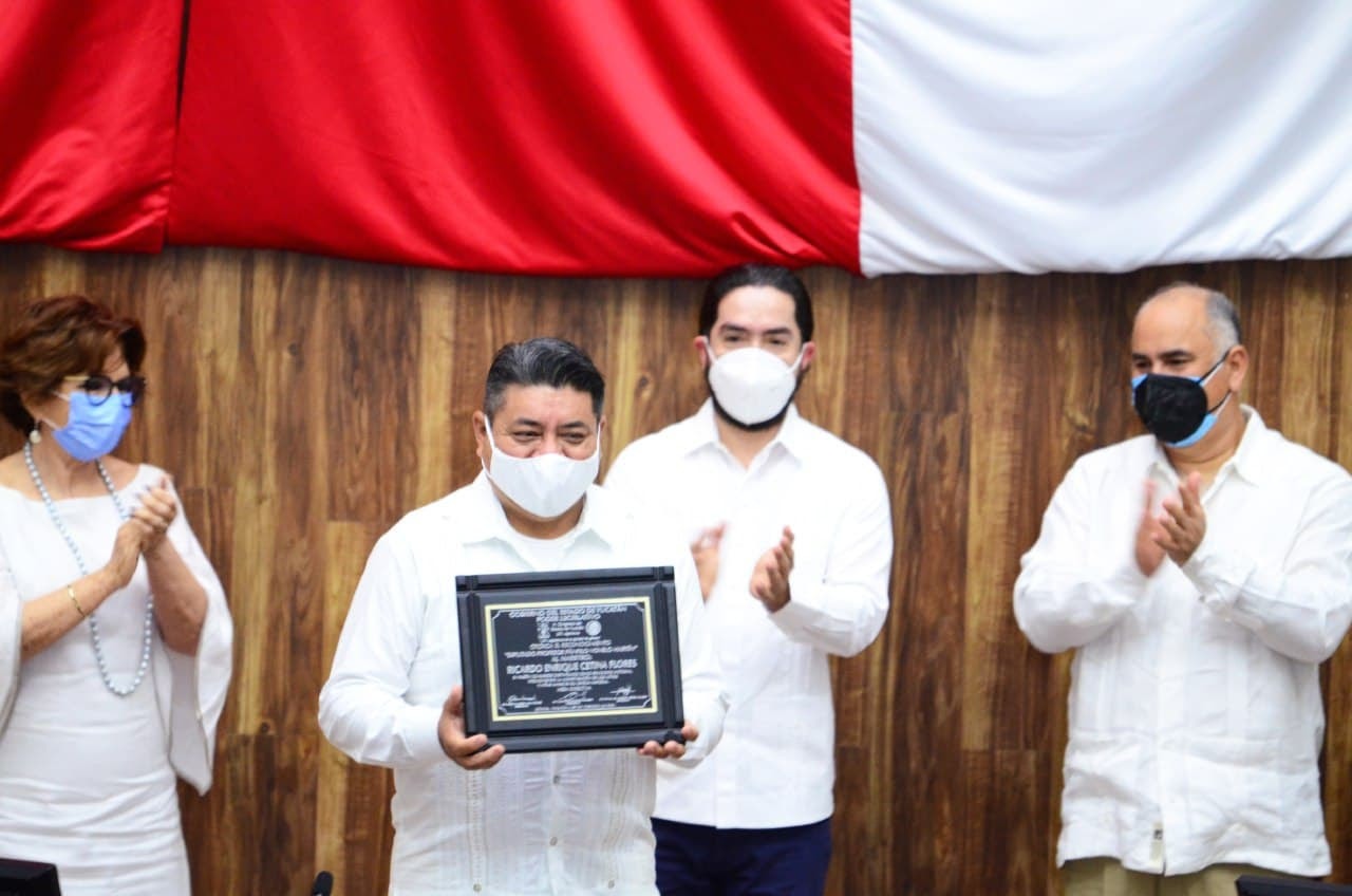 Congreso de Yucatán entrega reconocimiento al maestro Ricardo Cetina